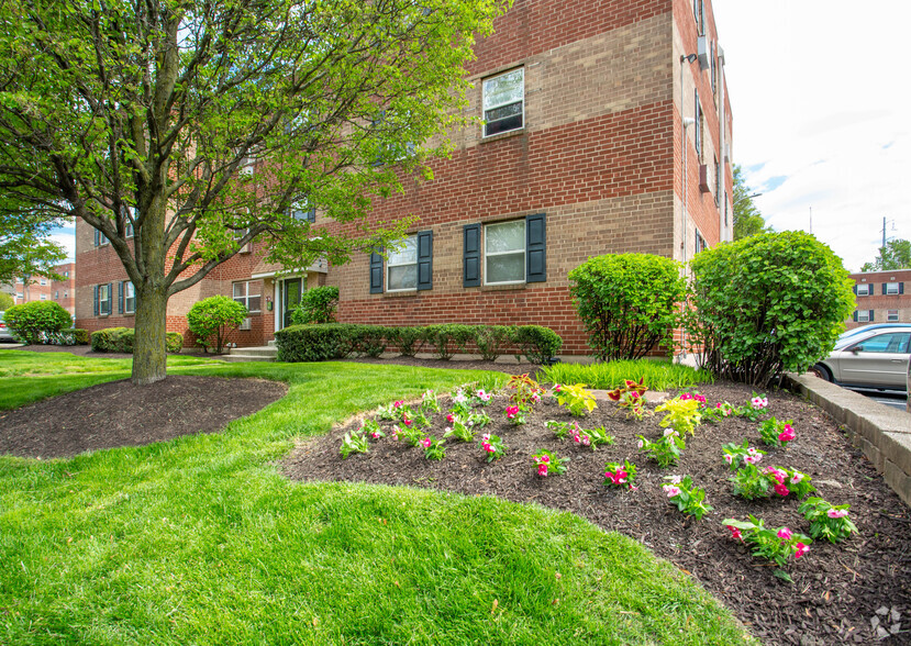 Building Photo - Glen Brook Apartments