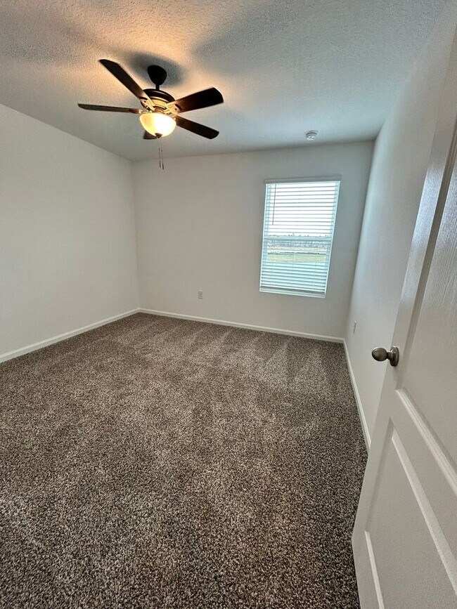 Building Photo - This is for an 18mo LEASE!! ENTRADA SUBDIV...