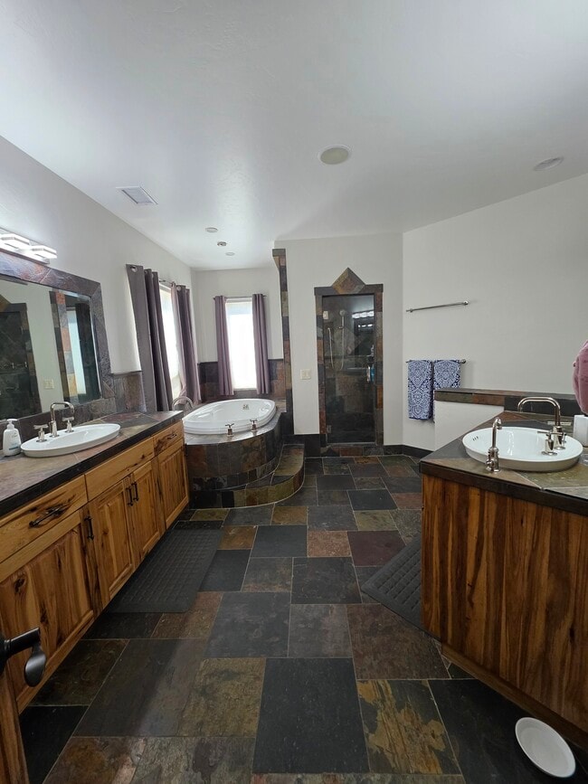 Building Photo - 3209 Silver Fox Dr
