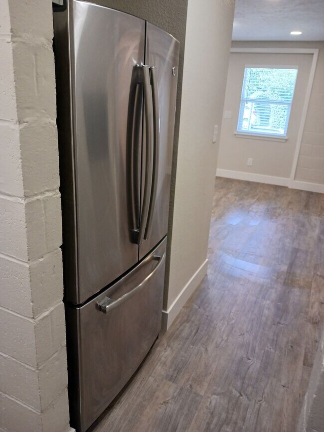 Building Photo - 2 Bedroom Available July 1st Located in Central Davis