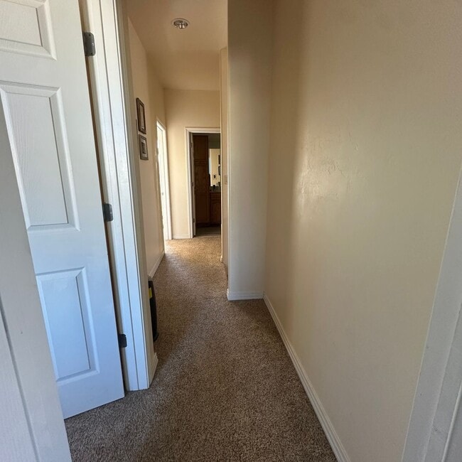 Building Photo - Spacious  3 bedroom 2.5 bathroom townhouse