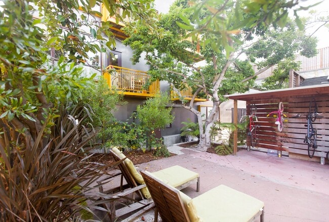 Building Photo - Contemporary, Large 1br/1ba Apt. Near Ashby BART