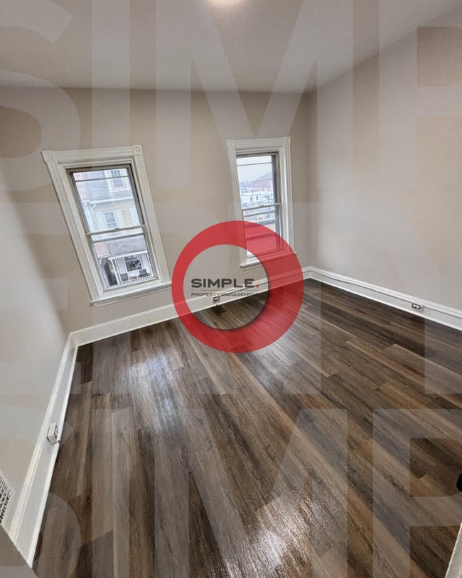 Building Photo - 4 Bedroom / 1 bathroom house