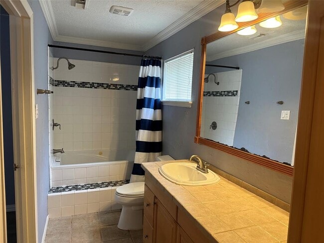 Building Photo - 16610 La Avenida Dr