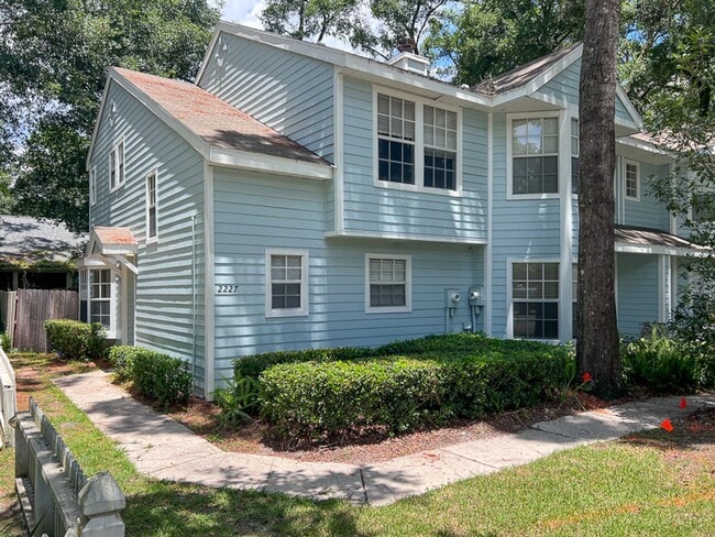 Primary Photo - Pet Friendly Spacious 2-Bedroom End Unit i...