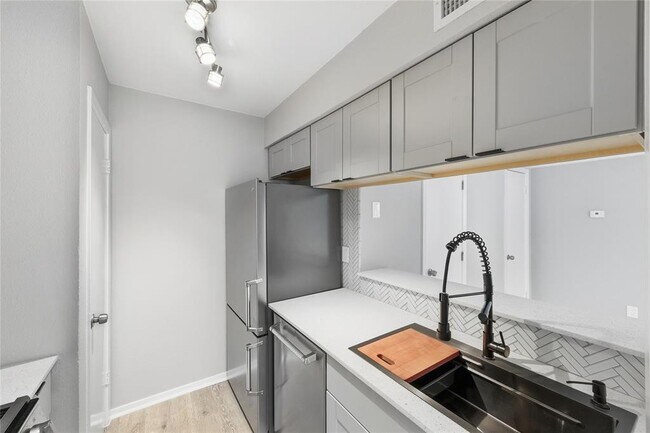 Building Photo - 2618 Ektom Dr