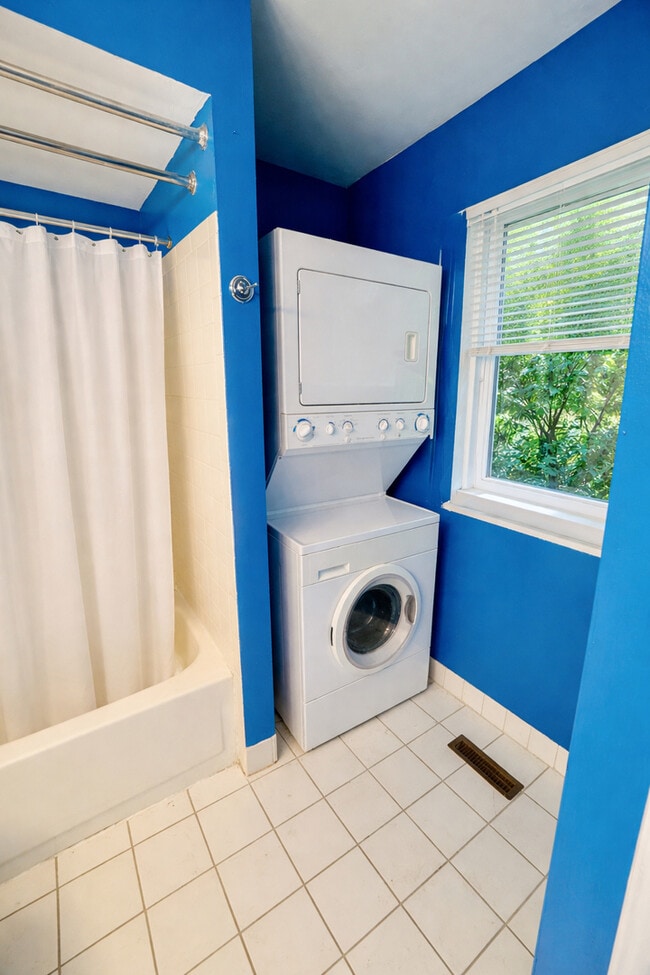 Building Photo - 3349 Beacon St