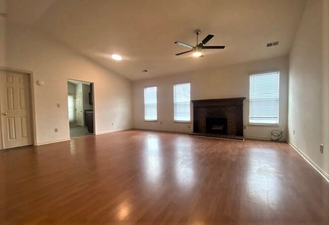 Building Photo - Ranch 3 bed, 2 bath Ranch with fenced yard...