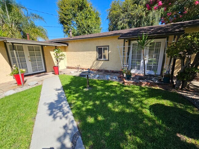 Entry - 3851 Oakdale St