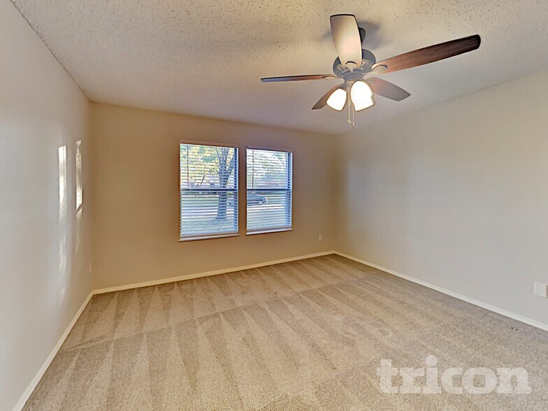 Building Photo - 647 Blue Chalk Dr