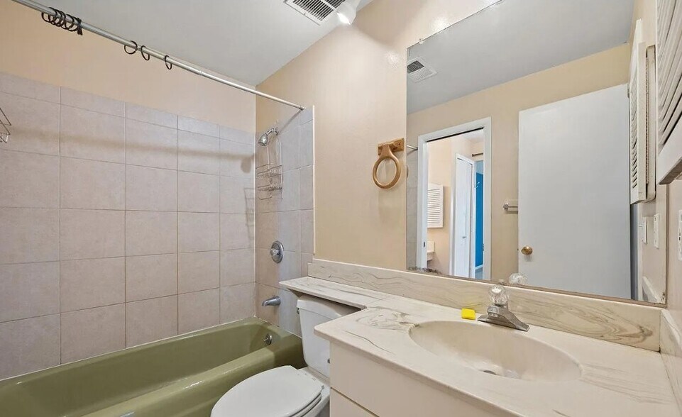 Building Photo - 2623 Sherwood Cir