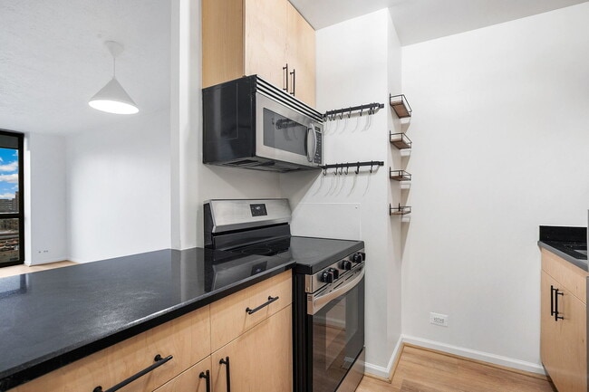 Building Photo - 4343 N Clarendon Ave