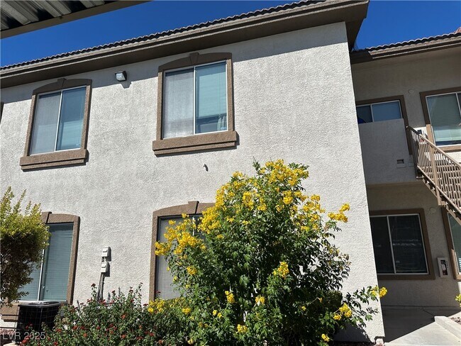 Primary Photo - 2305 W Horizon Ridge Pkwy