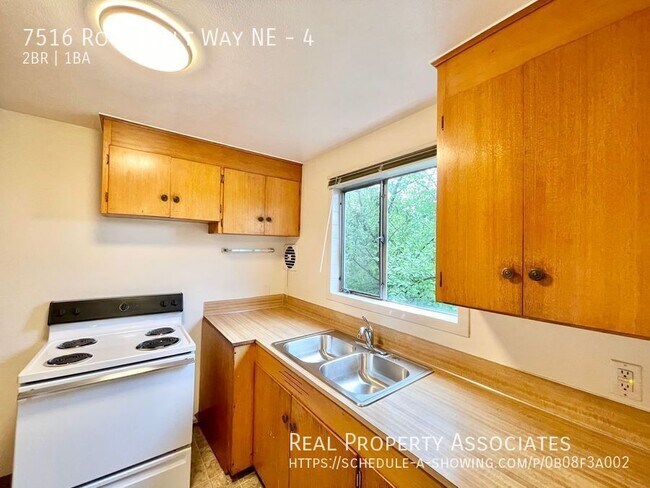 Building Photo - 7516 Roosevelt Way NE