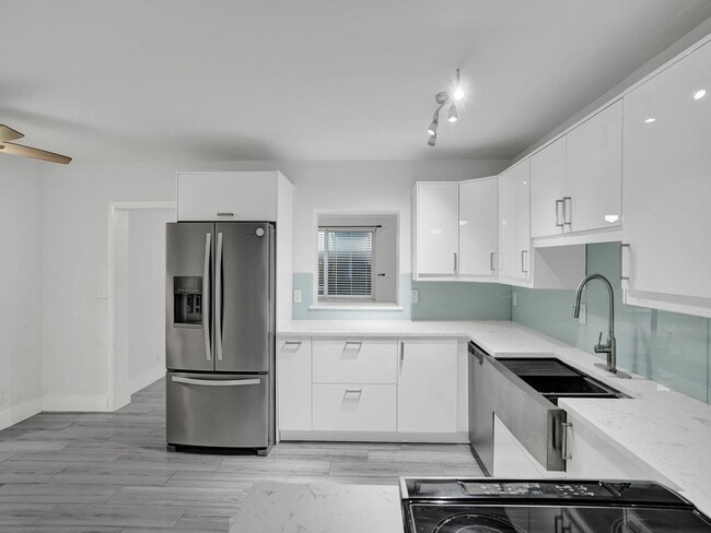 Building Photo - Gorgeous New 3 bedroom 2  bath - one Story home in Oakland Park