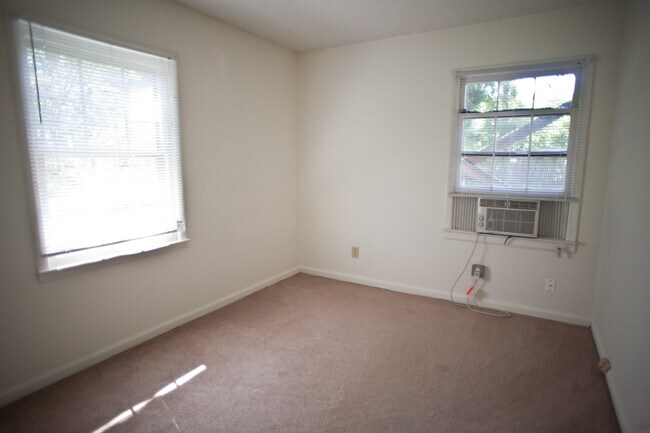 Building Photo - Live in a historic house close to UNC - Cameron-McCauley Historic District!