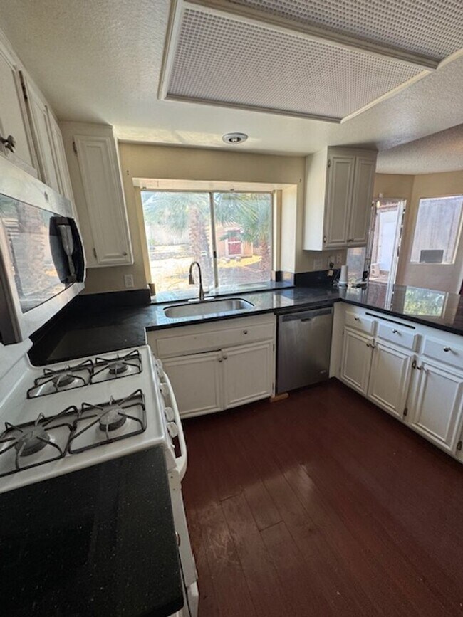 Building Photo - Home in the heart of Lake Elsinore