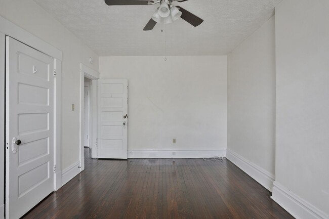 Building Photo - 5br,1.5ba, FREE off-street parking, huge f...