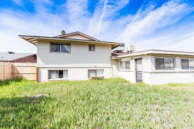 Building Photo - 6 Bedroom 3.5 Bathroom Tri-Level Home In Tempe close to ASU