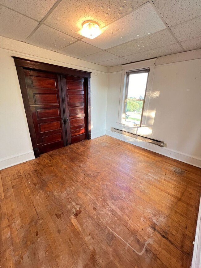 Building Photo - 910 N 22nd Ave W