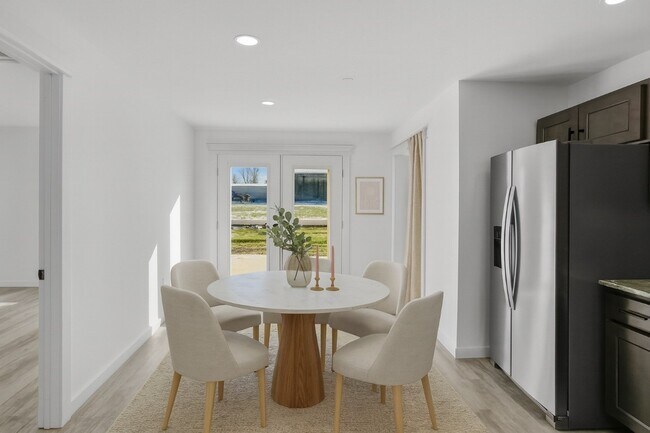 Building Photo - 423 W 3rd St