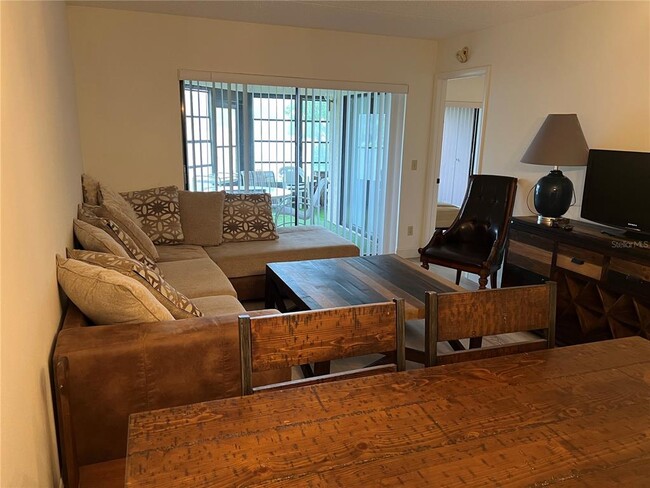 Building Photo - 333 Woodlake Wynde