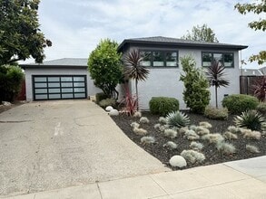 Building Photo - 2594 Roosevelt Ave