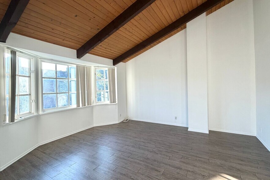 Building Photo - 5420 Lindley Ave