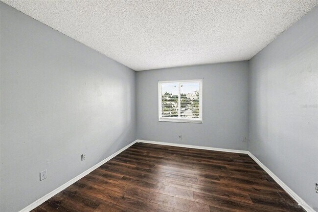 Building Photo - 550 Golden Raintree Pl