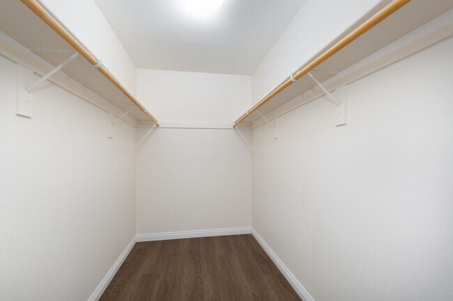 Building Photo - 1 bedroom unity in luxury guard gated community near the Strip