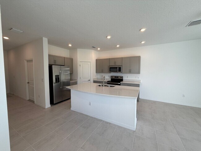 Building Photo - 3 Bedroom 2.5 Bath Townhouse W/1 Car garag...