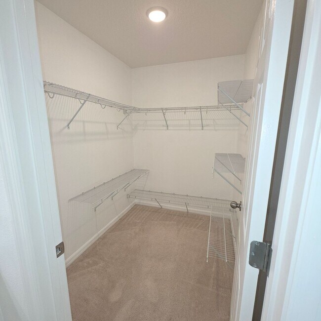 Building Photo - 4 Bedrooms, 2.5 Bathrooms Singe family home