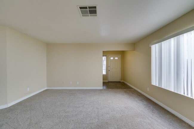 Building Photo - SUMMERLIN, SPACIOUS, 4 BED HOME WHITH A LARGE BACKYARD