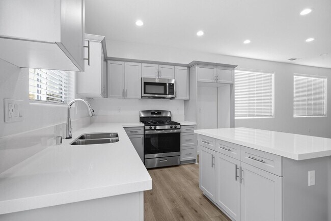 Building Photo - Brand New 3 Bedroom 2.5 Bathroom with Solar in NW Visalia!!