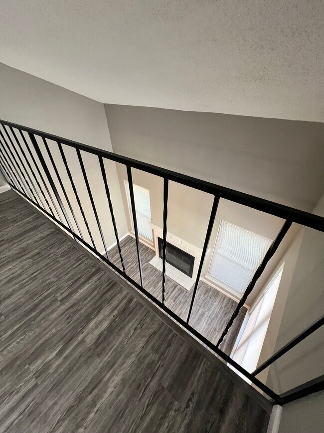 Building Photo - 813 Red Bird Ln