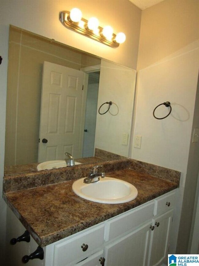 Building Photo - 2BR/1BA in Quiet Spring Lake Neighborhood