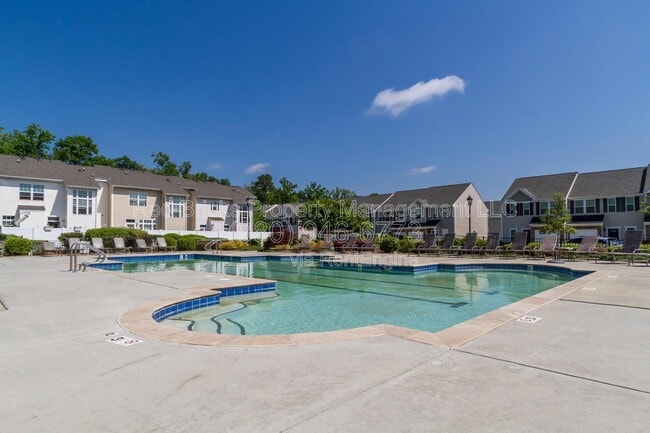 Building Photo - 2420 Silverthorn Dr