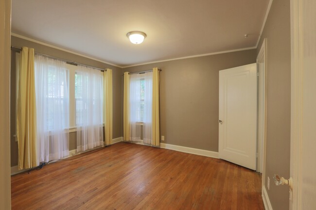 Building Photo - Spacious & Updated in Brookside! ALL appliances included!
