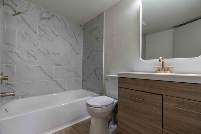 Building Photo - Newly Remodeled 2 Bed 1 Bath Home