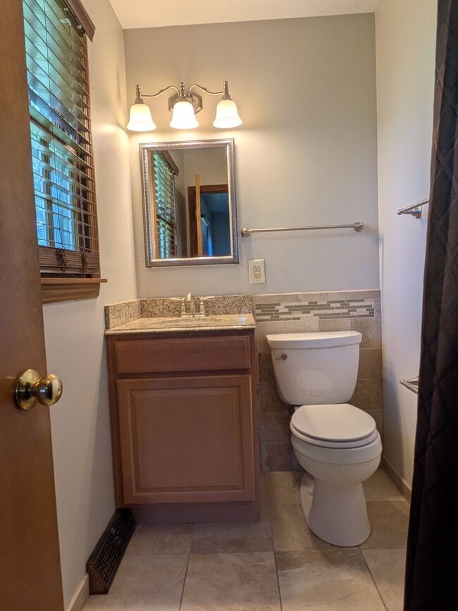 Building Photo - 2513 Lilac Dr