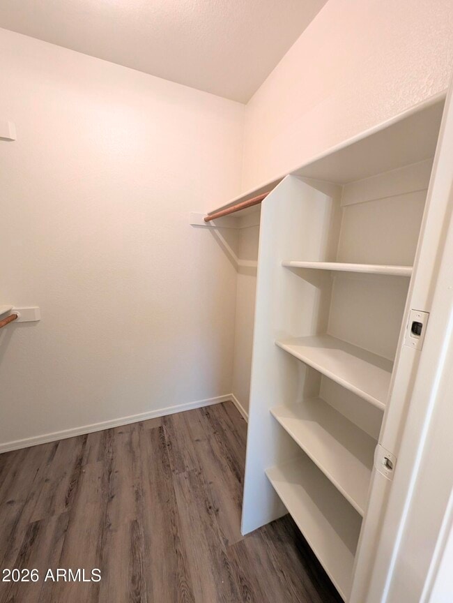 Building Photo - 2325 E Lakecrest Dr