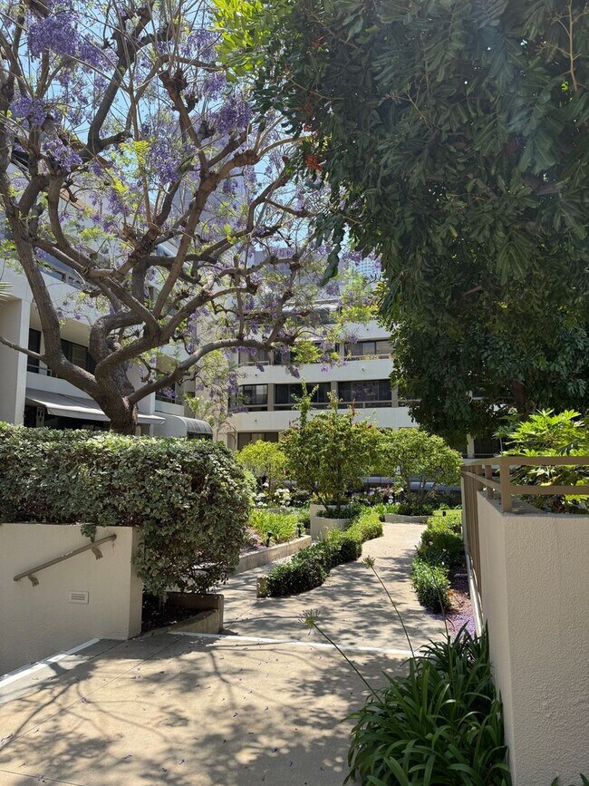 Building Photo - 2bed 2bath in the Heart of Los Angeles