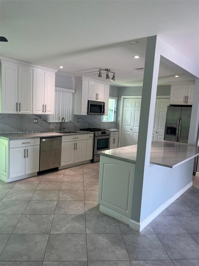 Building Photo - 6255 SW 62nd Ct