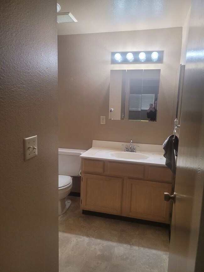 Building Photo - Golf Course Community, Condo