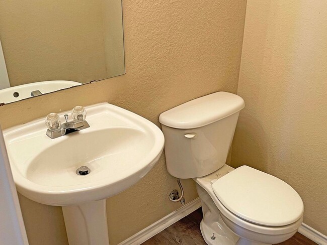 Building Photo - Great 4 Bdrm 2 Bath Home in Krum Tx