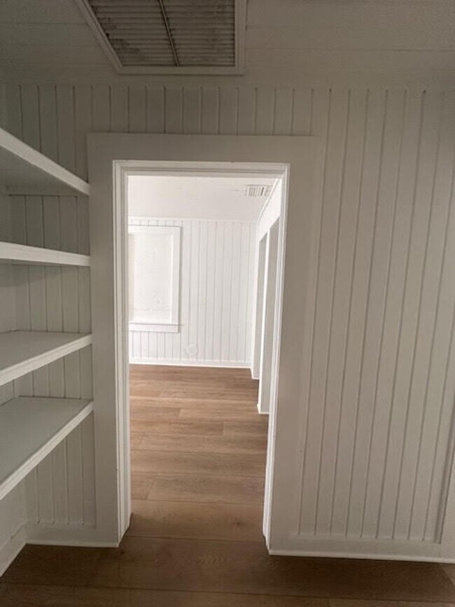 Building Photo - Commercial Building for rent !