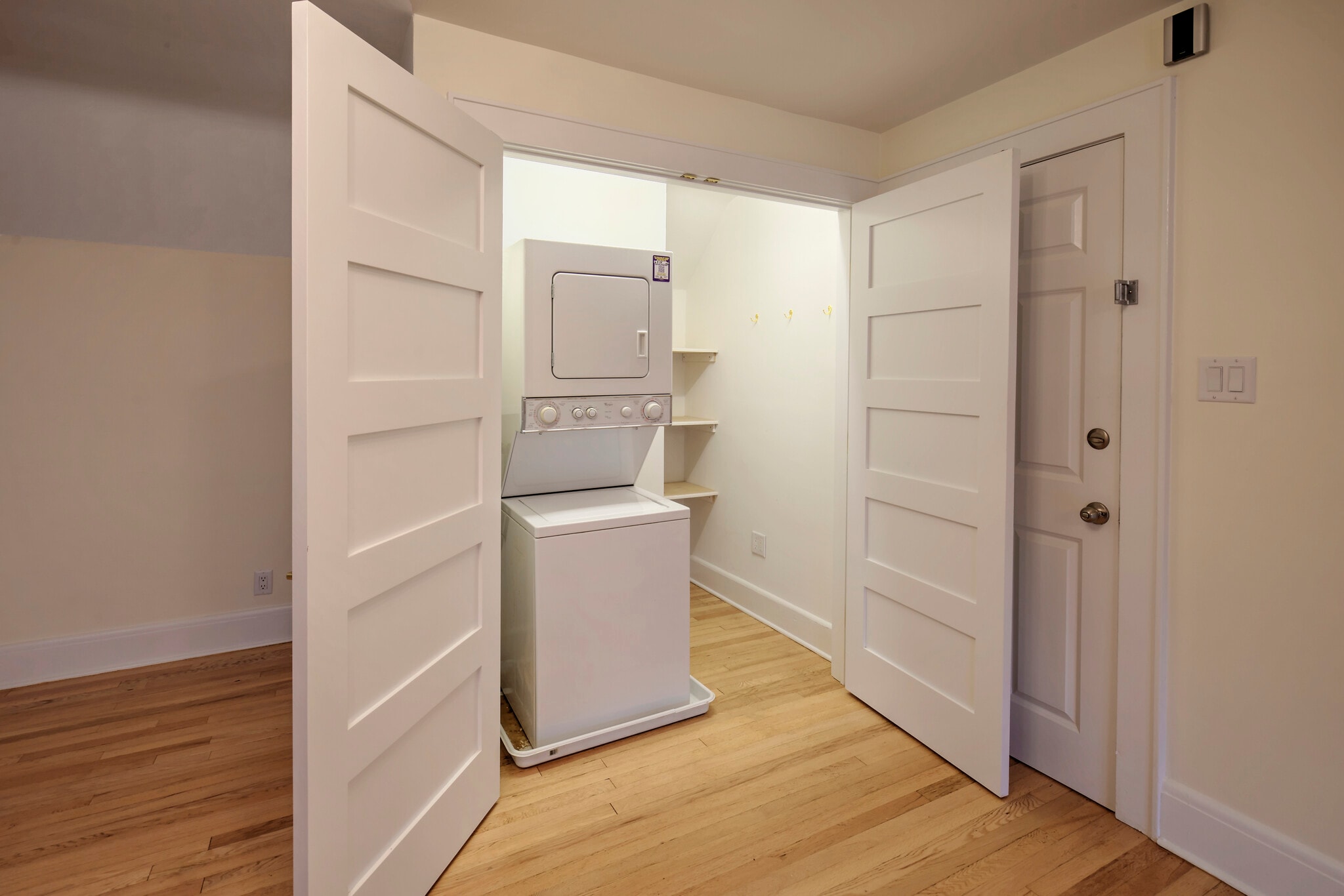 In Unit Washer/dryer - 1926 Long Hill Rd