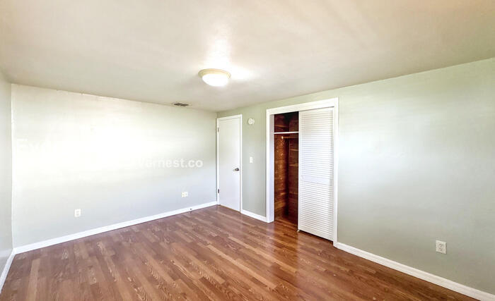 Building Photo - 3509 Kingsbury Dr