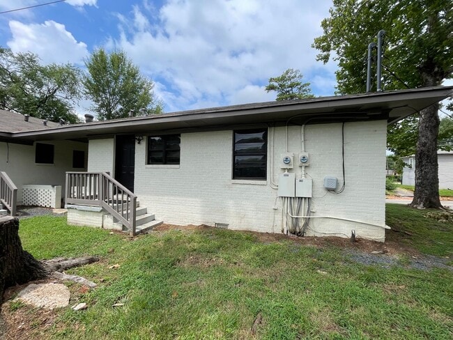 Building Photo - Highland Charmer! Come see Today!