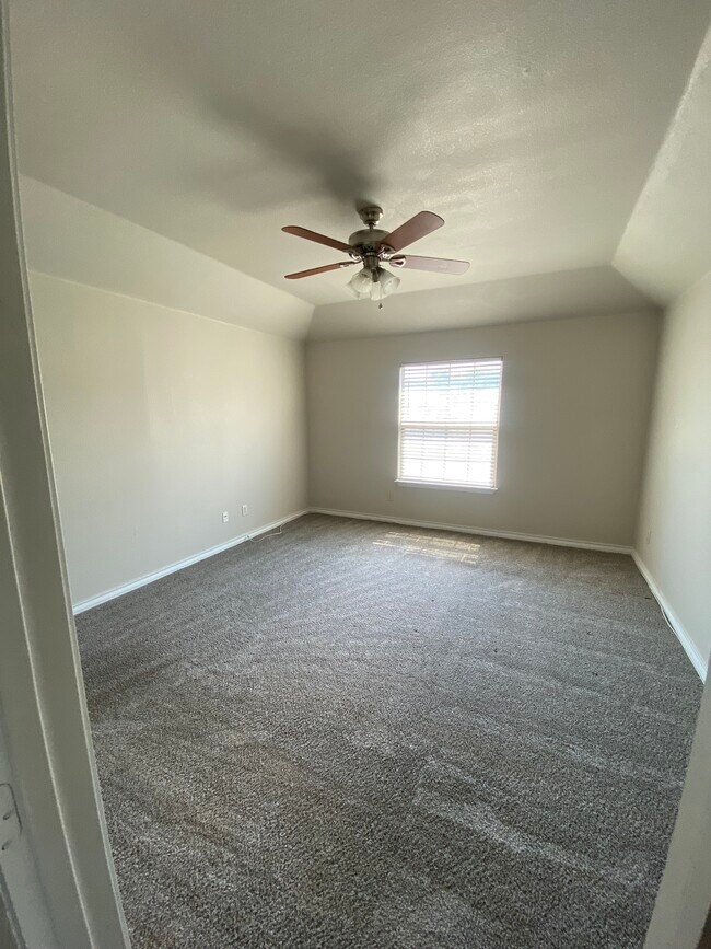 Building Photo - 267 Castleridge Dr